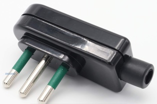 ADATTATORE SPINA 16A 2P+T AD ANGOLO NERO MED